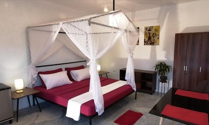 Romblon Island Bed & Breakfast | Lonos Circle Private Garden