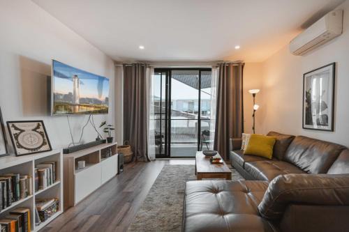 Braddon Apartment | Lonsdale St 1-Bed Unit with Study Area and Parking