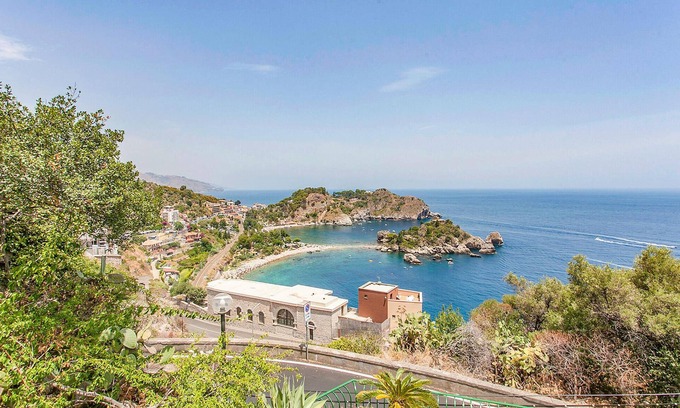 Gaggi Apartment | Look forward to this pleasant vacation home in Gaggi.
