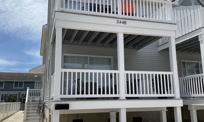 Avalon House | LOOK: many updates:4 Bdrm/2.5 Bath Townhouse Short Walking Distance To All