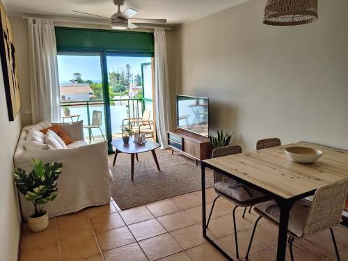 L'Eucaliptus Apartment | Looking at the Sea