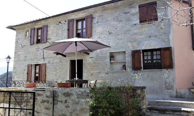 Borzonasca House | Looking for a dip into the past?Here is the typical country house that can give you that!
