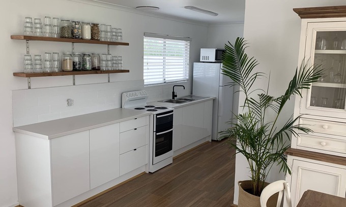 Middleton House | Looking for perfect surf get away? Great beach location!