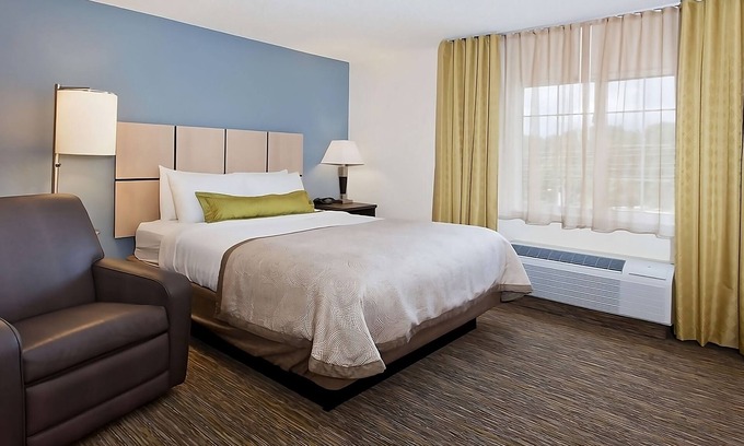 Southfield Resort | Looking for Place to Relax? Suite w/Private Kitchen, Free Parking!