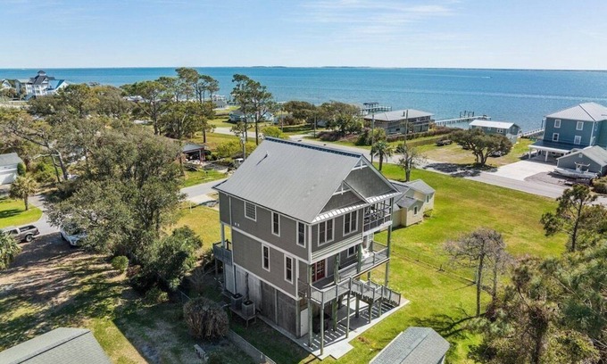 Harkers Island House | Lookout Cottage- Waterview Home close to Cape Lookout - New to the market 2022!