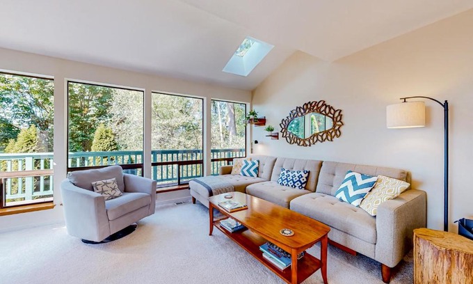 The Bowl of Edmonds House | Lookout Lodge