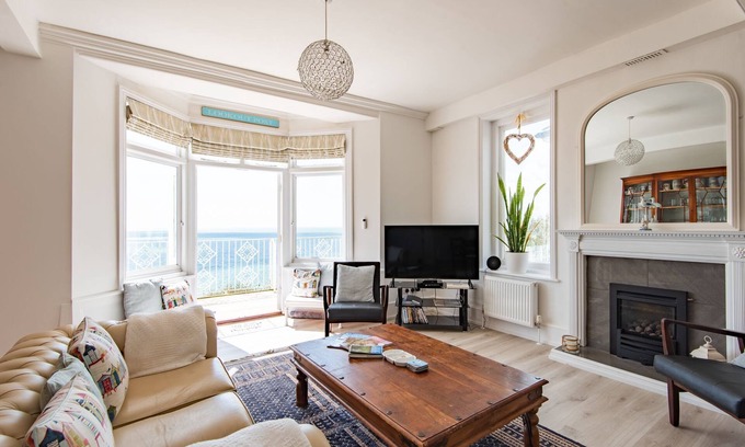 Folkestone Apartment | Lookout Post by Bloom Stays - ideal for couples and families