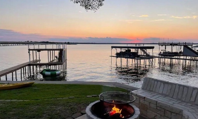 Gun Barrel City House | Loon Bay Escape