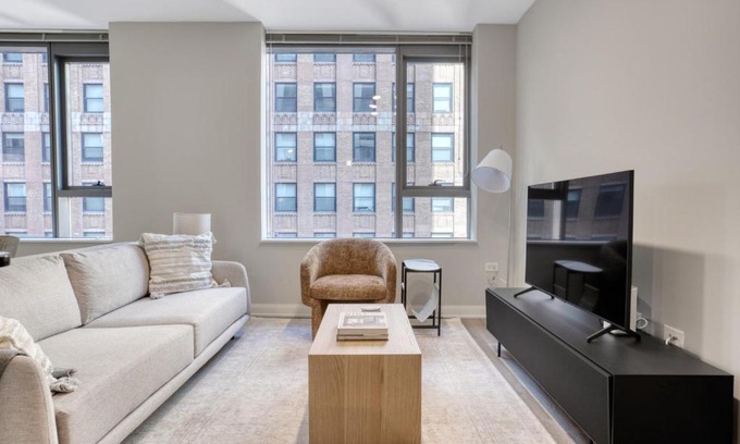 Downtown Chicago Apartment | Loop 1BR w gym pool lounge 1 block from L CHI-700