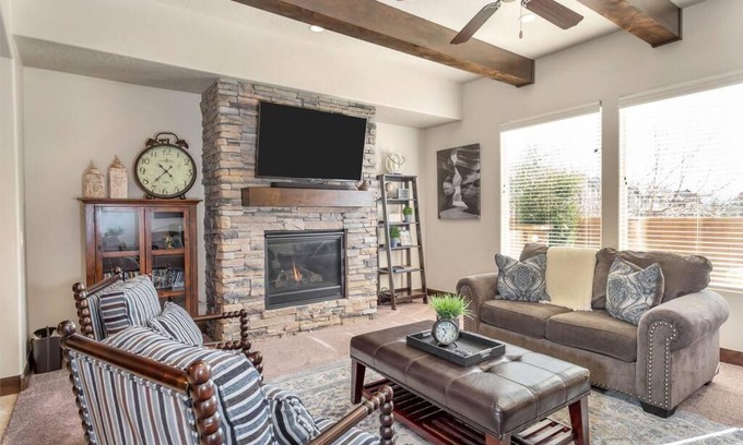 Washington House | Lost Springs-Relax and Enjoy!