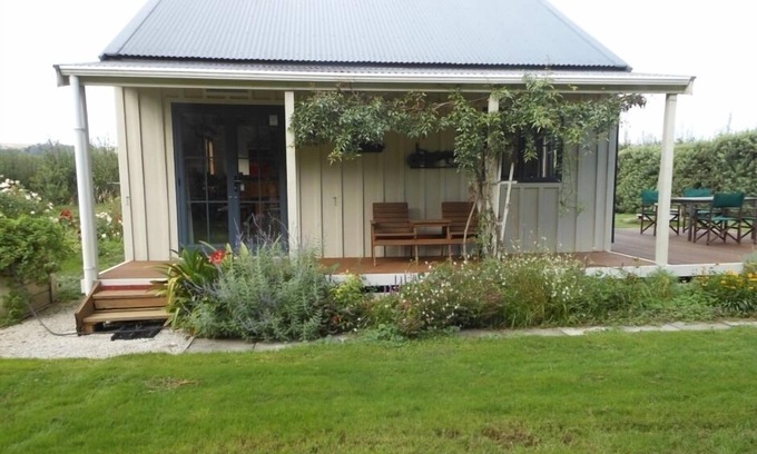 Havelock North Cottage | Louisa Cottage Private with All Round Rural Views