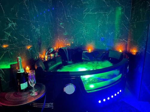 Chateau-Landon Apartment | Love Room Le Baroque/Jacuzzi/Sauna