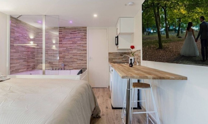 Villeneuve-le-Roi Apartment | Love Room with Jacuzzi, Le Saccard