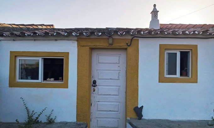 Aljezur Cabin | Lovely 1-Bed Cabin at Yellow house