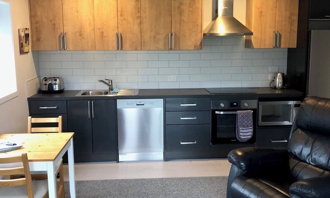 Cambridge Apartment | Lovely 1 bedroom - 1 bathroom unit. Self contained with full kitchen.