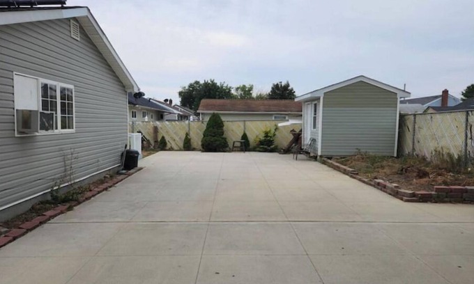 Copiague Apartment | Lovely 1-Bedroom Apt With King Bed, 55” Smart Tv.