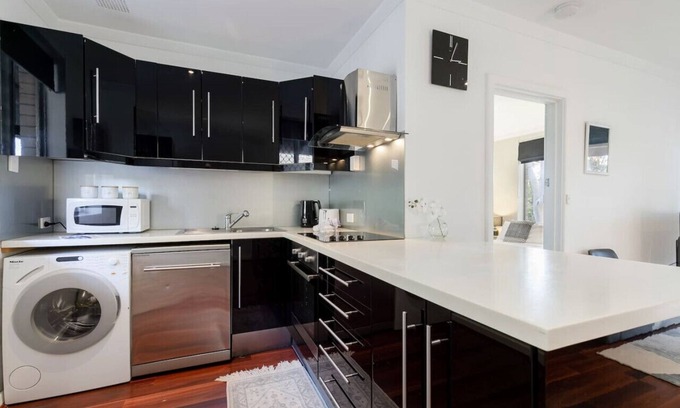 Osborne Park Apartment | Lovely 1 bedroom unit with free parking! Free WIFI