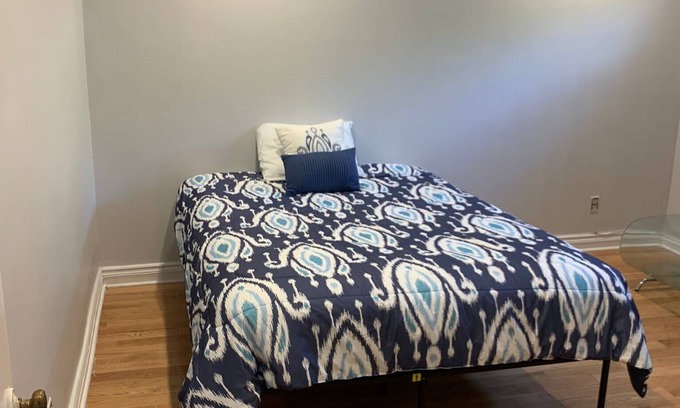 Cote-Saint-Luc House | lovely 1 bedroom apartment in a quiet neighborhood.