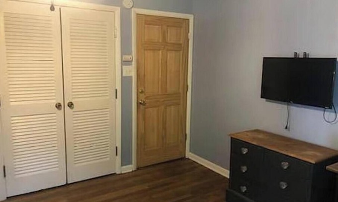 Bloomington Apartment | Lovely 1 bedroom Home