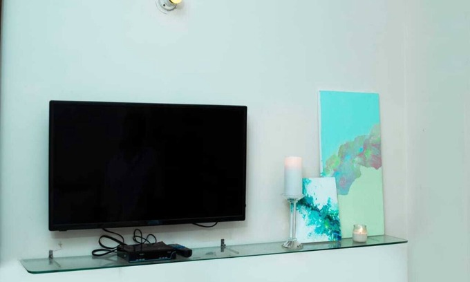 Delhi Apartment | Lovely 1 Bedroom serviced Apartment with covered parking