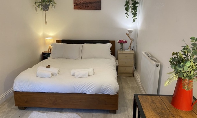 Bracknell Apartment | Lovely 1 bedroom, with parking & patio, 5 min walk from Lexicon & Train Station