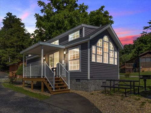 Gatlinburg - Pigeon Forge Ski Chalet | Lovely 1BR Cottage with Loft