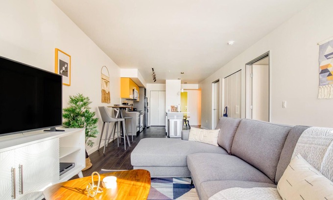 Wilburton Apartment | Lovely 1BR in Bellevue, Gym + Pet-Friendly