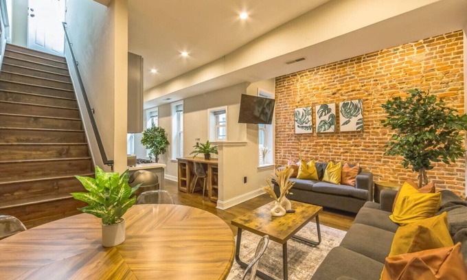North Philadelphia West Apartment | Lovely 2/2 w/Patio | 10 mins to DT | Sleeps 10 |