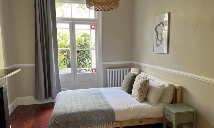 Thurlow Park Apartment | Lovely 2 bedroom flat with garden and parking