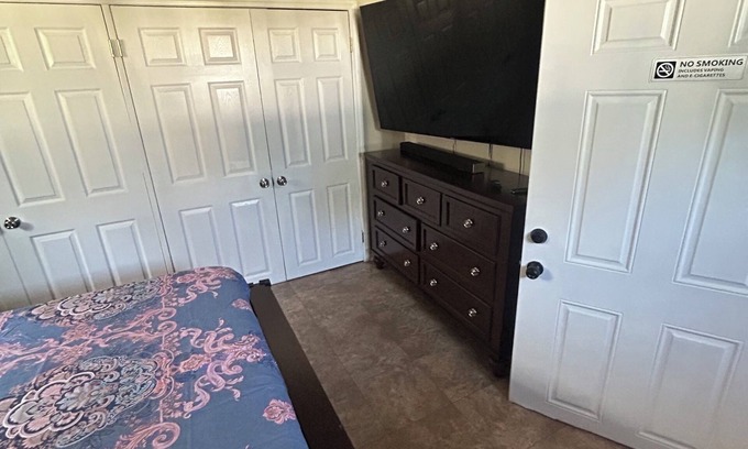 Woodmere House | Lovely 2-bedroom house with AC in Baltimore