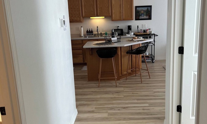 Central Point Condo | Lovely 2 bedroom condo Mid-century Cozy cottage