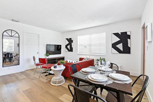 Sailboat Bend House | Lovely 2 BR condo with free parking on premises