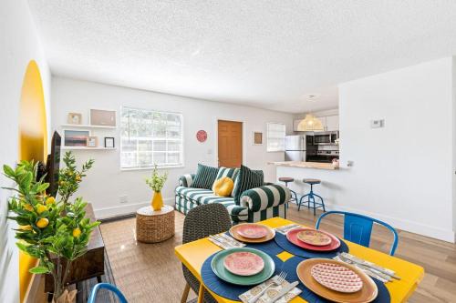 Sailboat Bend House | Lovely 2 BR condo in Sailboat Bend