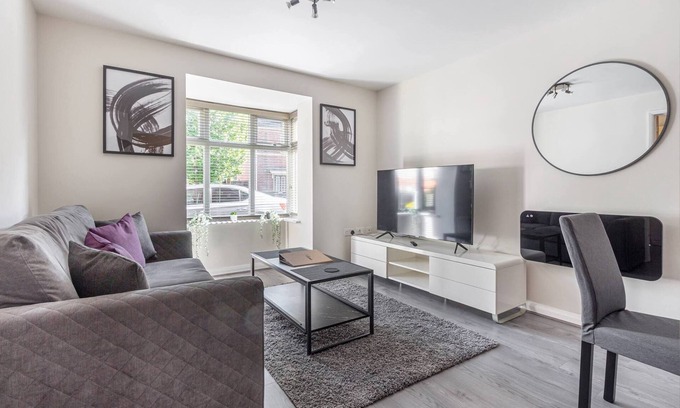 Redditch Apartment | Lovely 2BR Apt in the Heart of Redditch