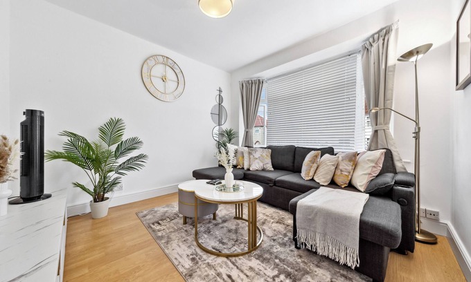 Dartford House | Lovely 3-bed house in Dartford. WiFi, free parking, garden near Blue Water &M25