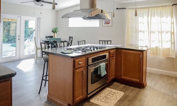 Conway House | Lovely 3 bedroom Home in Orlando Florida with beautiful full kitchen AC and WiFi