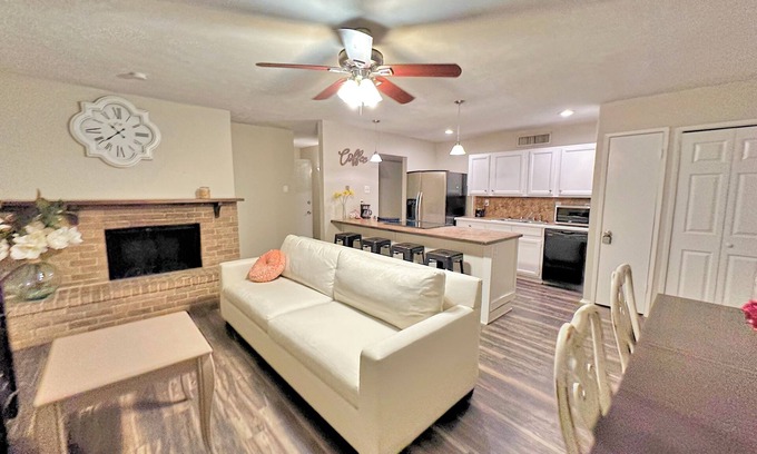 Allen House | Lovely 3-bedroom house with AC and WiFi in Allen