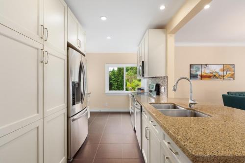 Port Moody House | LOVELY 3 bedroom PORT MOODY spacious home 6 people free parking