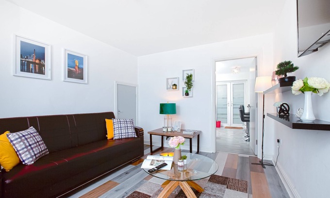 Bootle Apartment | Lovely 3 bedroom serviced apartment with parking