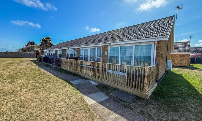 Corton House | Lovely 5 berth bungalow at Waterside Village Park in Corton ref 14006W