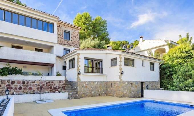 Oropesa del Mar Villa | Lovely apartment in villa for 3 people with WIFI, A/C, pool, TV, terrace, pets allowed and parking