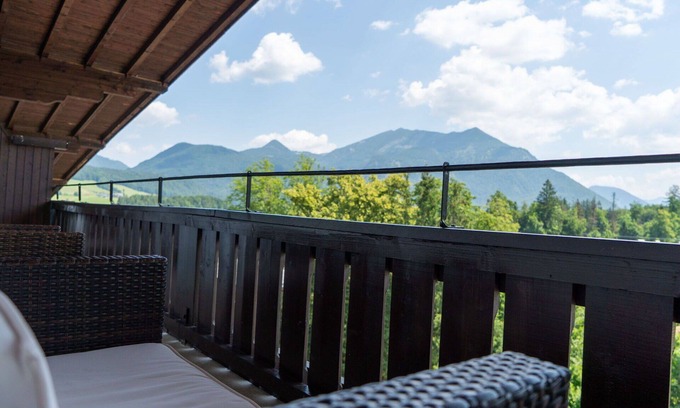 Strobl Apartment | Lovely apartment for 4 guests with WIFI, TV, patio and parking