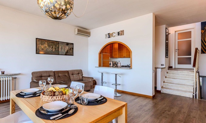 Ispra Apartment | Lovely apartment for 4 guests with WIFI, A/C, TV and terrace