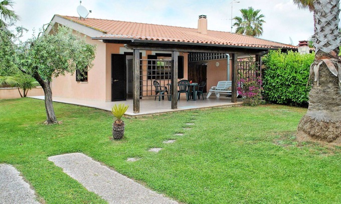 Fondi Apartment | Lovely apartment for 6 people with WIFI, A/C, TV, terrace, pets allowed and parking