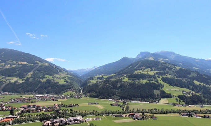 Hainzenberg Apartment | Lovely apartment for 4 guests with WIFI, TV and parking