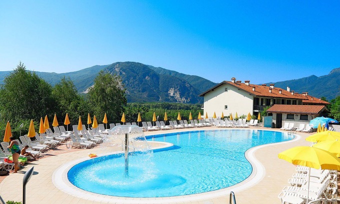 Fondotoce Apartment | Lovely apartment for 7 people with WIFI, pool, TV, balcony and parking