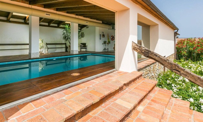 Sasso dʼOmbrone Villa | Lovely apartment in villa for 6 guests with WIFI, A/C, pool, patio and parking