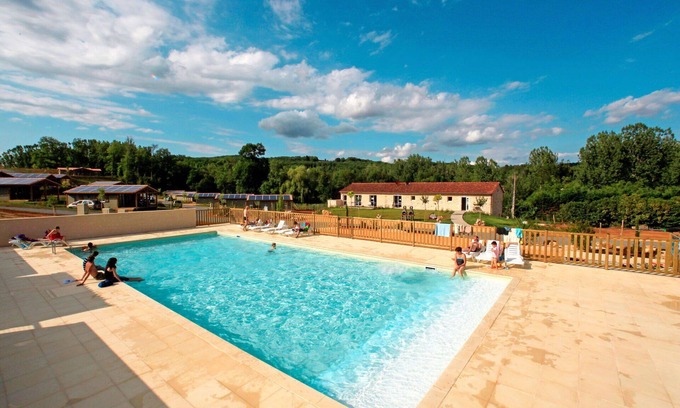 Saint-Medard House | Lovely apartment in villa for 4 people with pool, WIFI, TV, terrace, pets allowed and parking