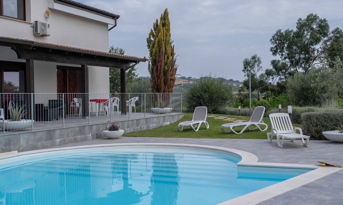 Citta Sant'Angelo Villa | Lovely apartment in villa with pool, A/C, WIFI, TV, patio, pets allowed, panoramic view and park.