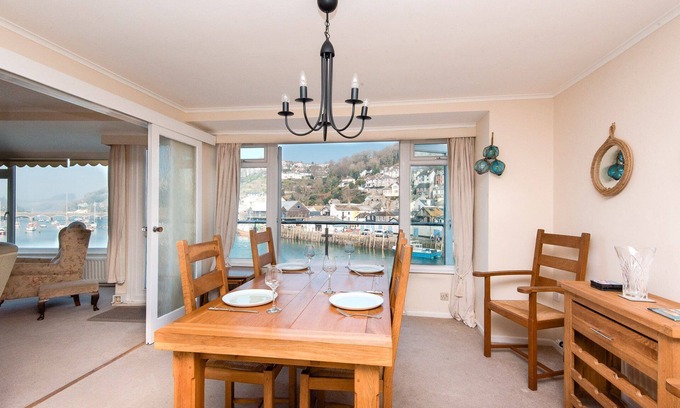 West Looe House | Lovely apartment on the edge of the harbour.